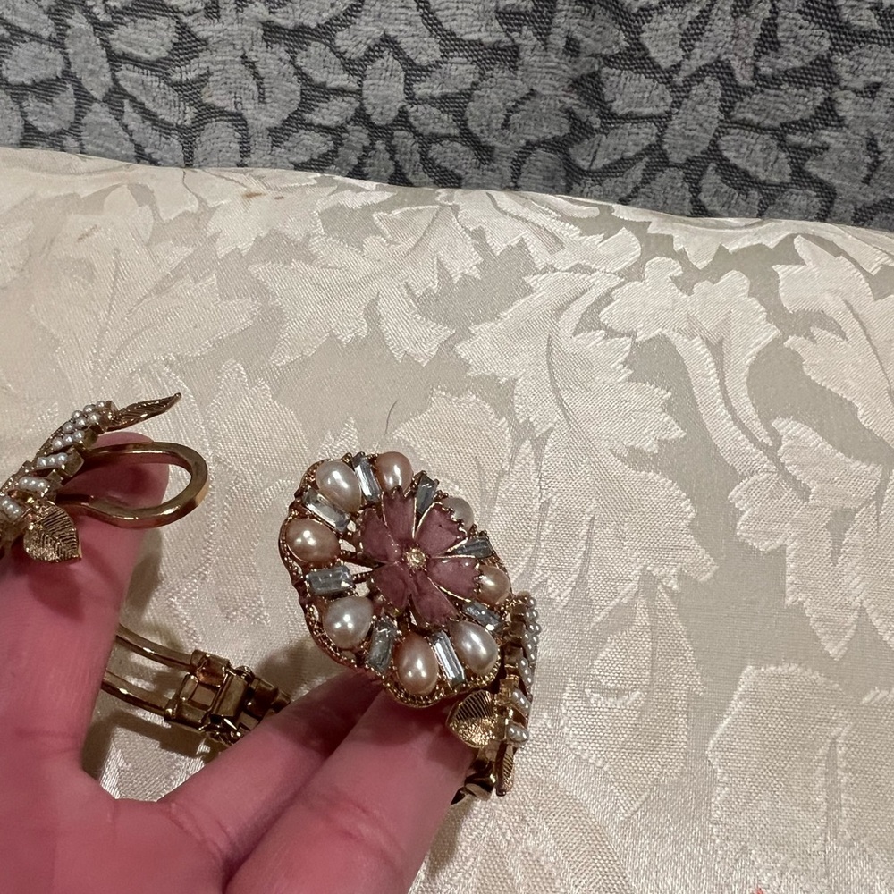 Pearly bangle bracelet. OS - Picture 3 of 5